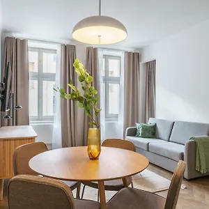 Limehome Halkova מלון דירות